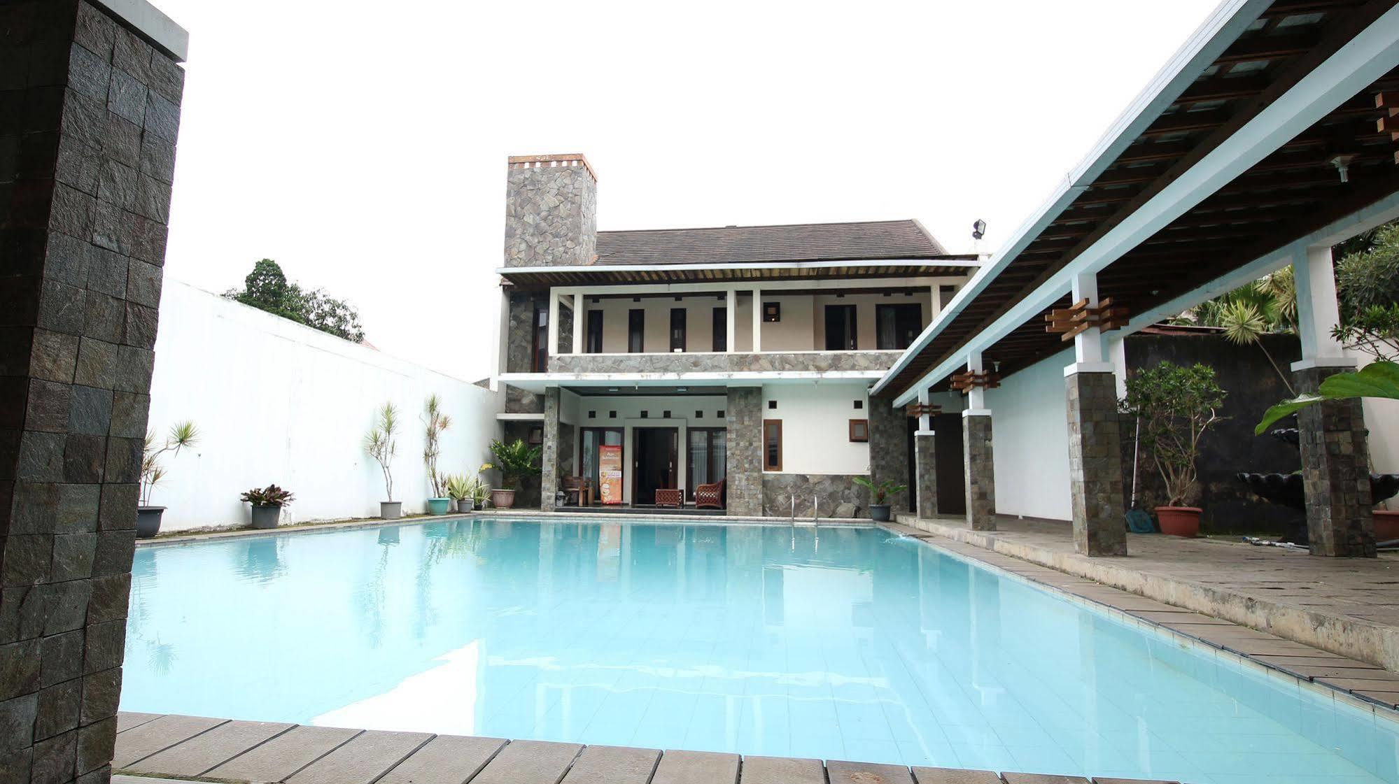 Zen Rooms Grand Hotel Lembang Exterior foto